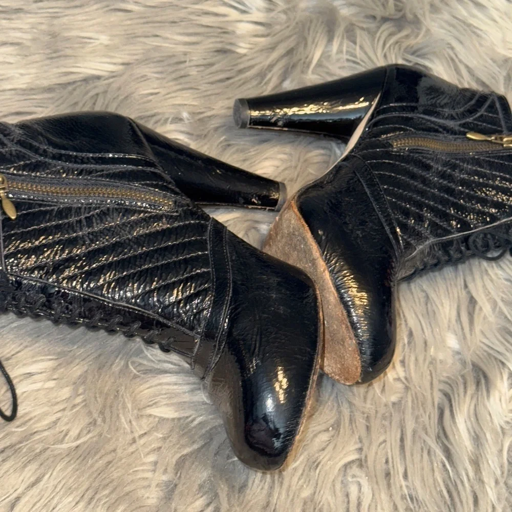 Cynthia Vincent Patent Leather Embossed Platform Heel Booties Size 7.5